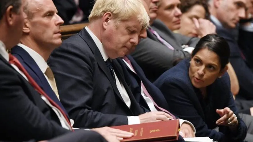 La ministra británica de Interior, Priti Patel junto a Boris Johnson