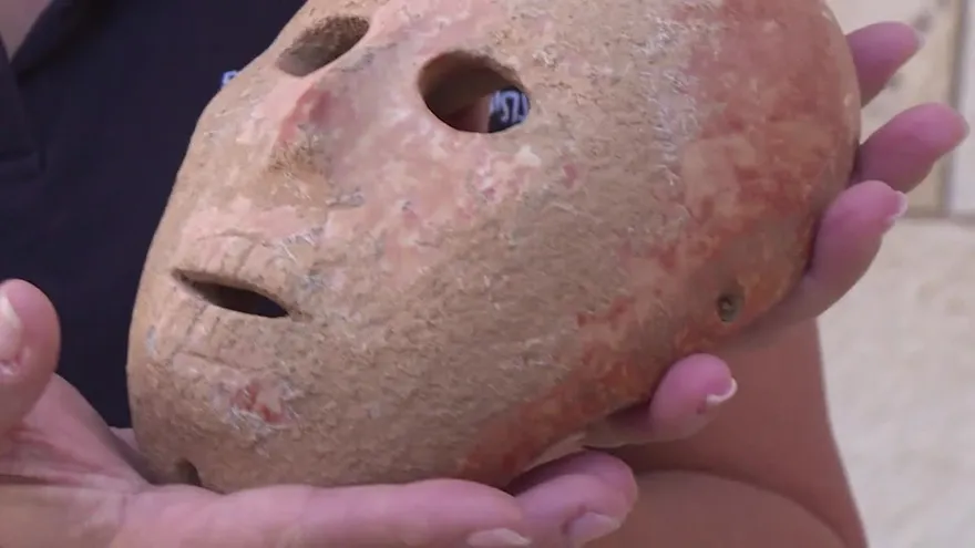 Arqueólogos israelíes descubren máscara de hace 9.000 años