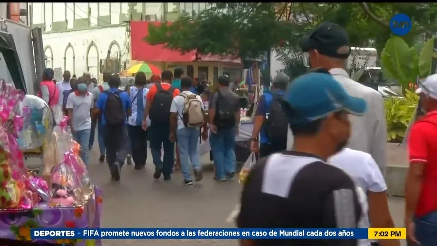 Realizan últimas compras de Navidad