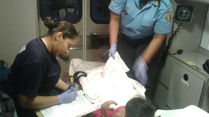 Bomberos auxilian a menor que sufrió accidente en zona de difícil acceso