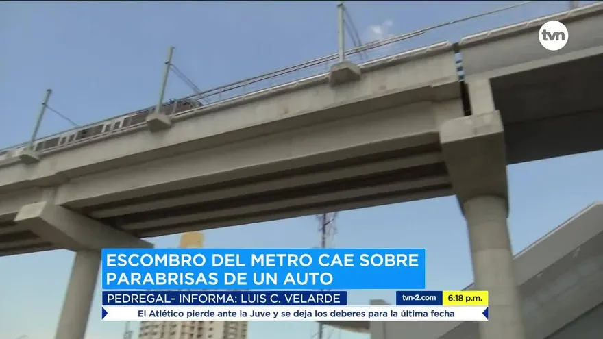 Pedazo de concreto de Línea 2 del Metro cae sobre vehículo