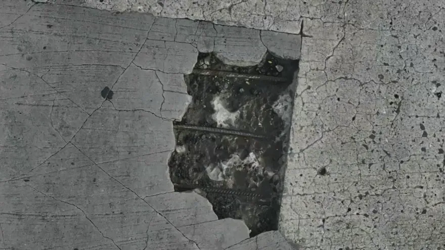 Peligrosos baches en puente de ‘Arraijancito’ causan daños a decenas de vehículos.