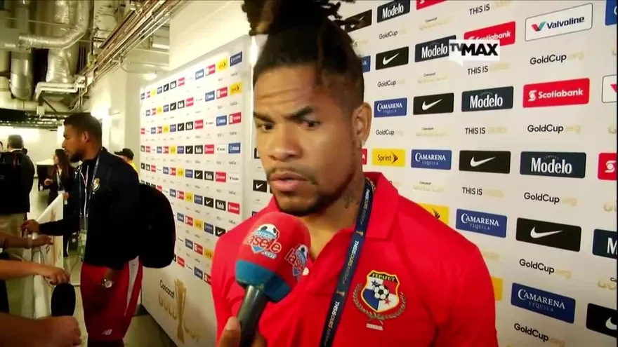 Román Torres sufrió mucho el partido desde la banca