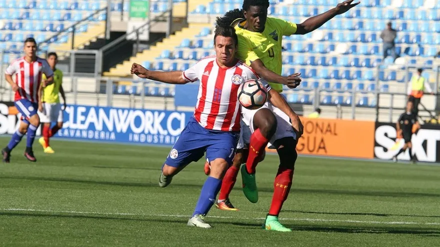 Acción del partido entre las selecciones sub-17 de Paraguay y Ecuador