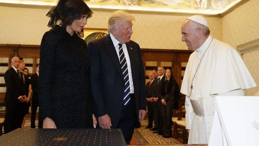 La primera dama y esposa de Donald Trump, Melania (i), el presidente de Estados Unidos (c) y el papa Francisco (d) durante su visita en el Vaticano.