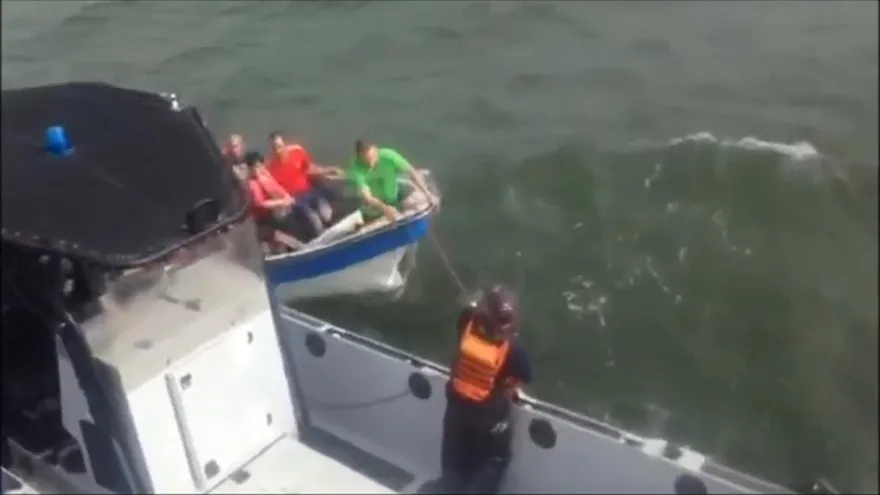 Colombia rescata a 20 migrantes cubanos