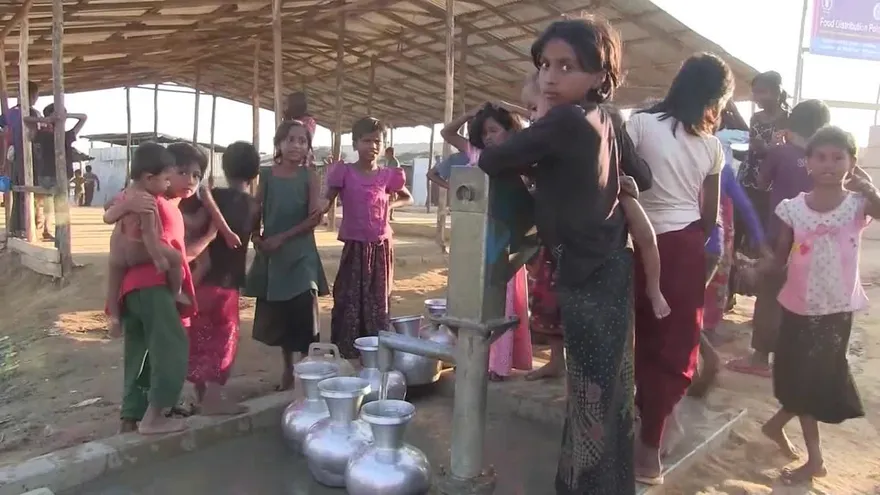 La lucha por la supervivencia de los rohinyás huidos empieza por comer