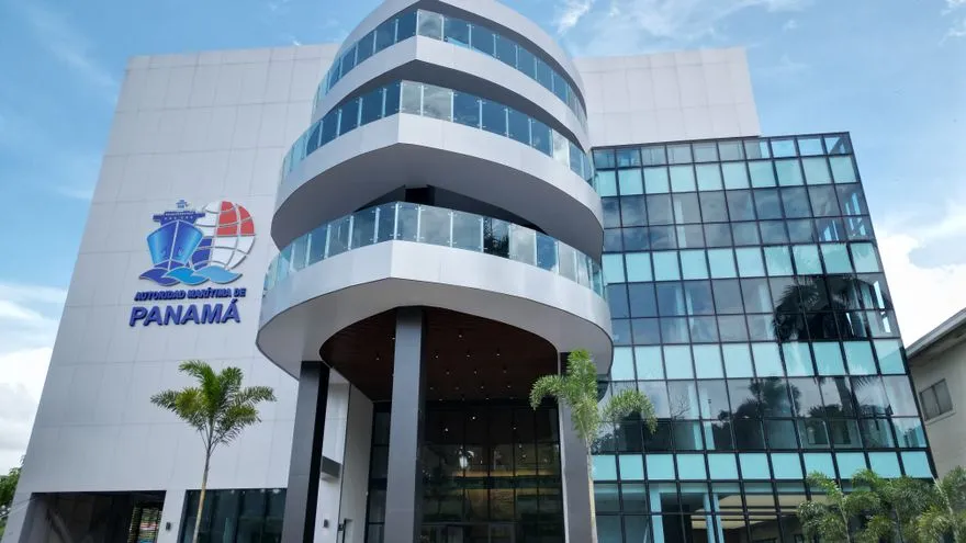 Panamá emite alerta a su flota tras ataques y retención de buques