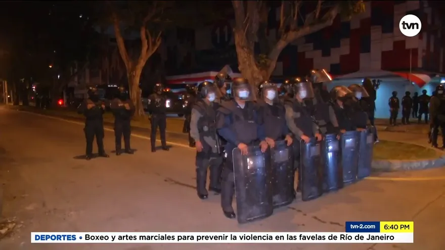 Manifestantes realizan caminata en el área de Avenida México