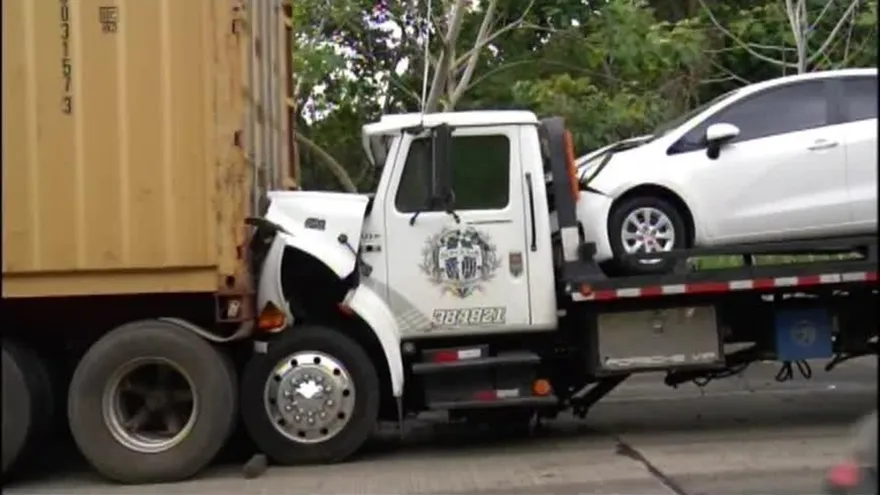 Camiones se accidentan en la vía Centenario