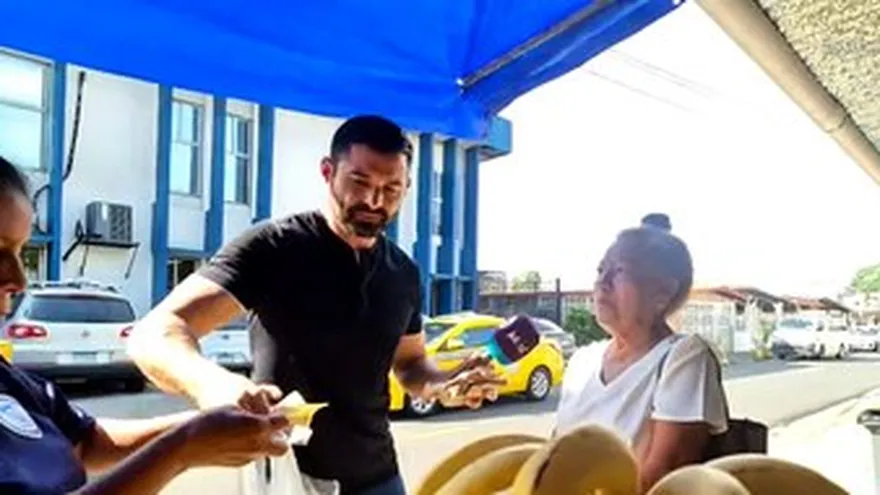 Robin se va a desayunar con una jeloulover