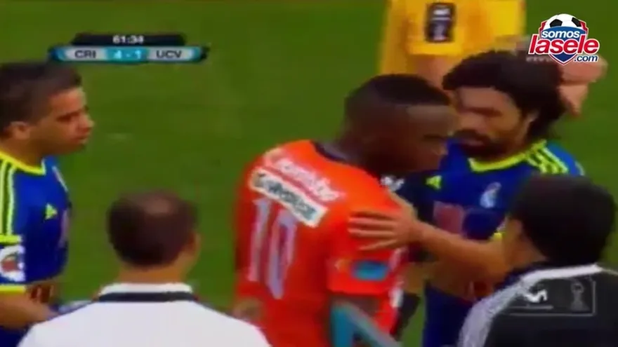 Luis Tejada recibe insultos racistas en Per