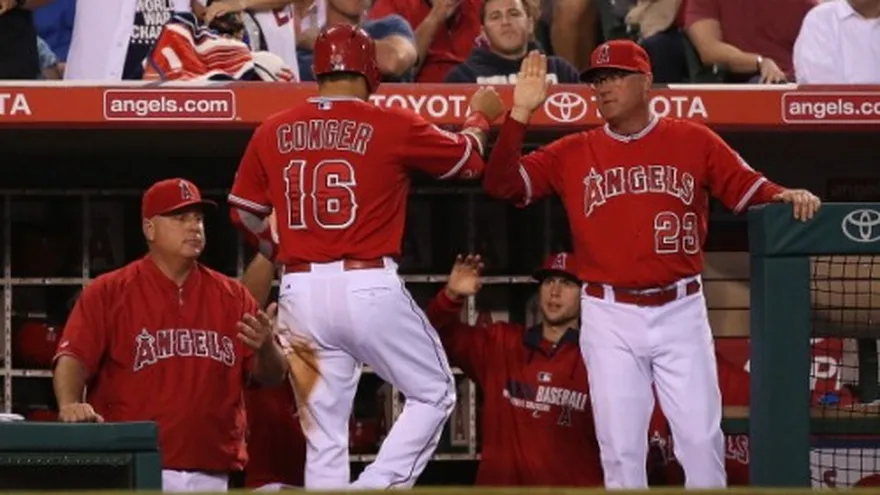 Angelinos ganan y recortan terreno ante Atléticos