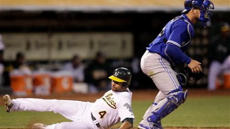 Atléticos vencen a Azulejos en batalla de 15 episodios