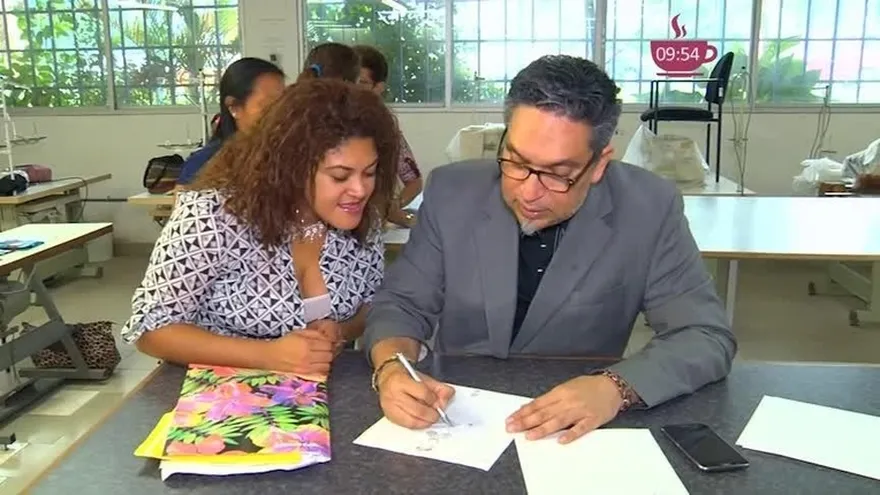 "Jaime Luna" entrena a damas que aspiran a convertirse en diseñadoras de modas