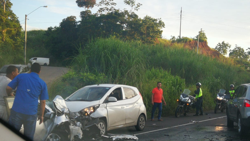 Momentos en que las autoridades atienden la colisión