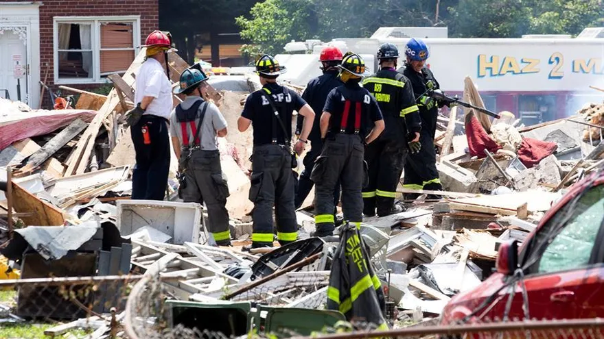 Personal de emergencia trabaja en el lugar de una explosión en Baltimore, Maryland (EE.UU.), este 10 de agosto de 2020