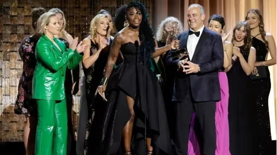 La panameña Kadine Anckle (vestido negro) recibiendo el premio a nombre de todo el equipo de producción