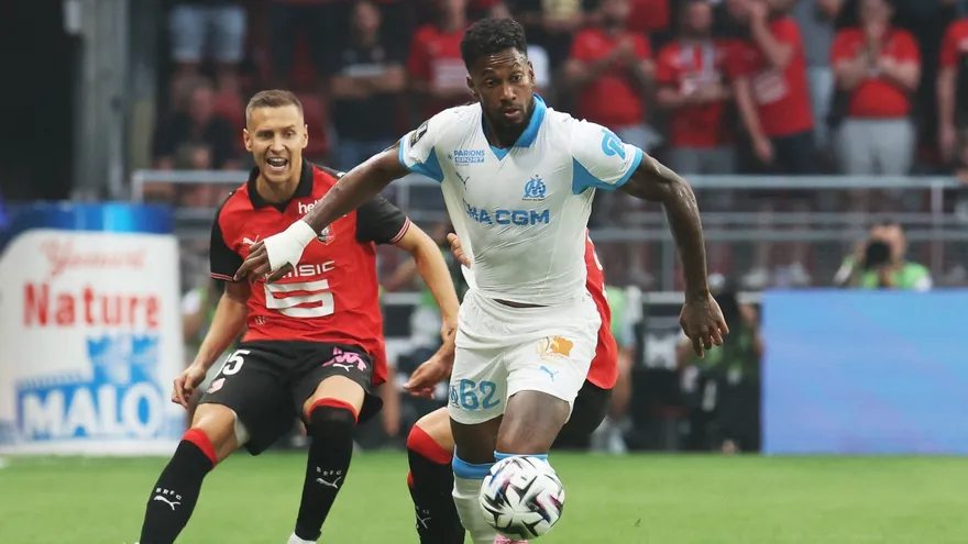 Michael Amir Murillo trata de evadir a jugadores  del Rennes