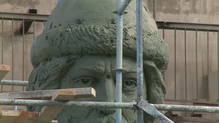 La gran estatua de Vladimir el Grande divide a Moscú