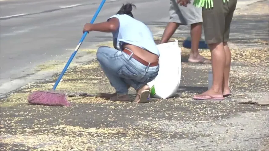 Gran cantidad de maíz cae de un articulado en plena vía Interamericana