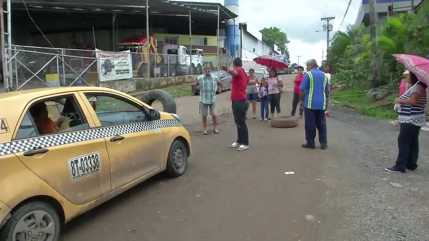 Conductor pierde el control y casi provoca tragedia en protesta