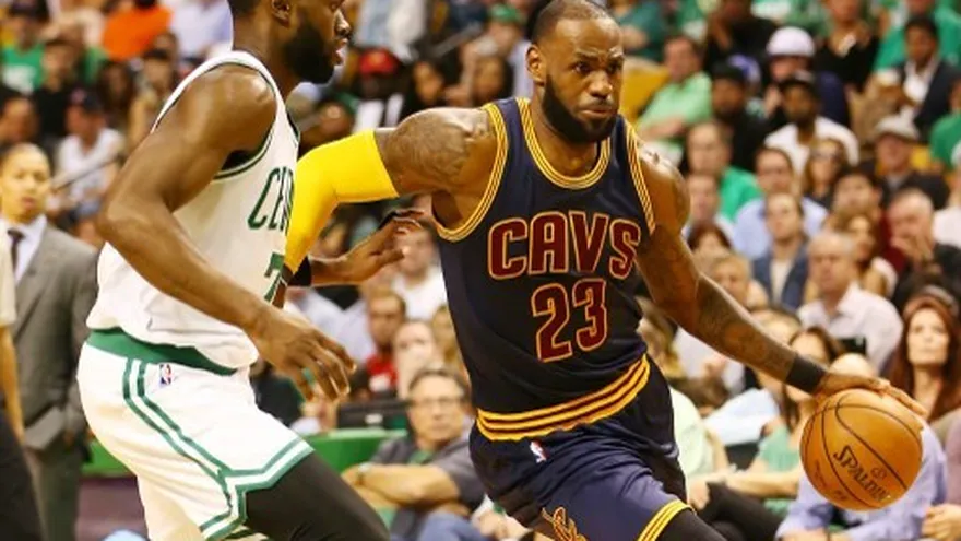 LeBron James anotó 30 puntos para guiar a Cleveland a la victoria.