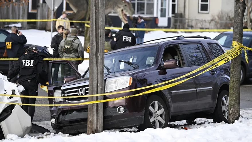 El vehículo de la mujer que el agente del Servicio de Control de Inmigración y Aduanas (ICE) mató se estrelló contra un poste en Minnesota