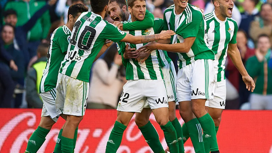 Cristiano Piccini (c) celebra con sus compañeros el gol que anotó ante  Leganés