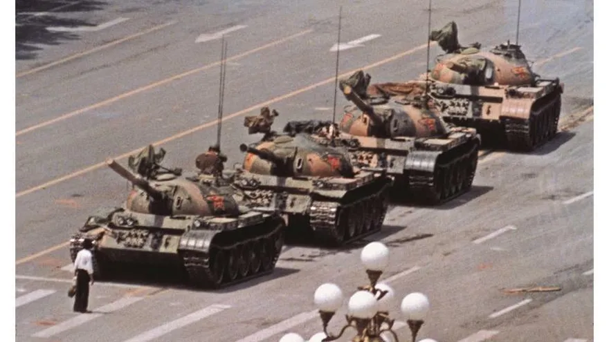 Fotografía cedida por Jeff Widener, autor de la famosa fotografía del 'Hombre del Tanque' tras la masacre de "Tiananmen".