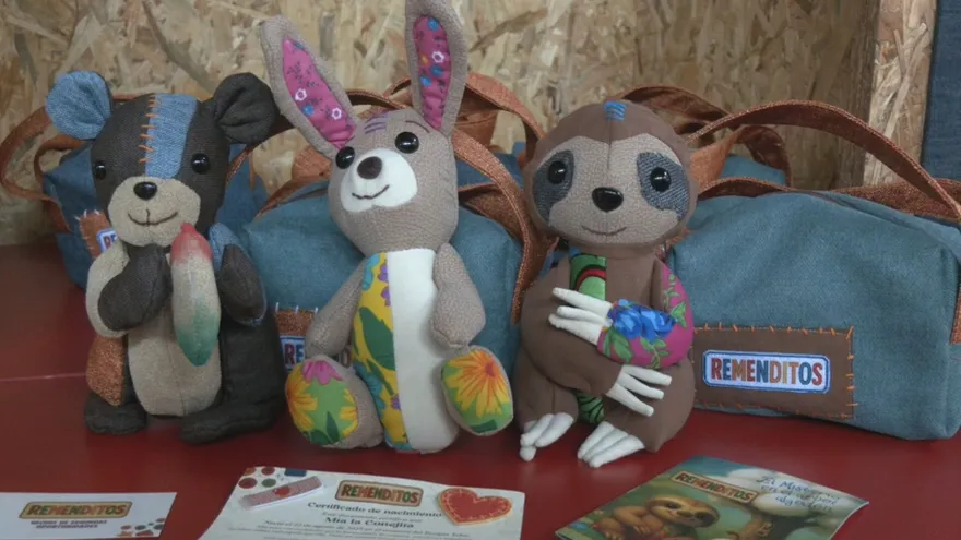 Bajo un ambiente navideño y al ritmo de villancicos, privados de libertad de distintos centros penitenciarios del país participaron este fin de semana en el bazar “Los Retazos Tienen Magia”, un espacio que les permitió mostrar su creatividad a través de artesanías y decoraciones realizadas a mano.