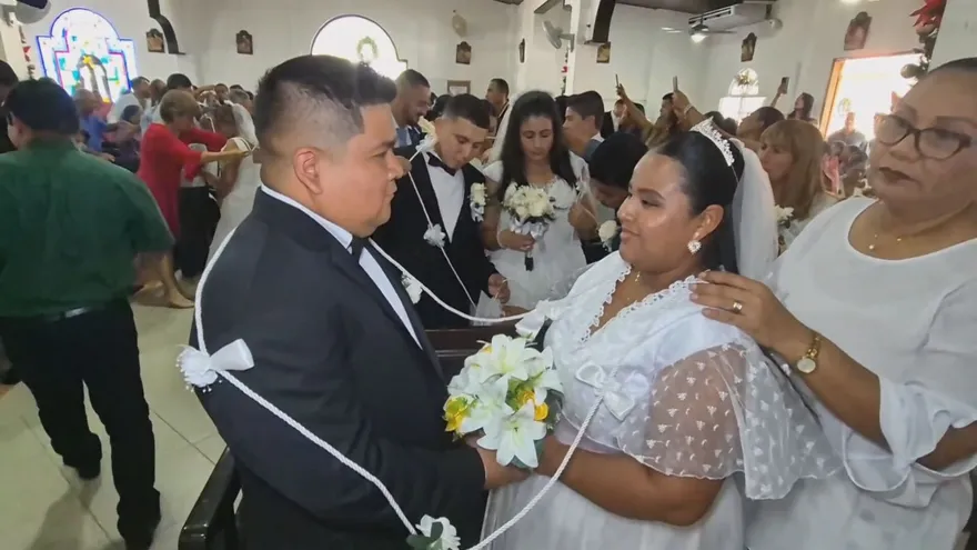 Cerca de 23 parejas contrajeron matrimonio bajo el techo de la parroquia San Martín de Porres, ubicada en el distrito de Penonomé, en una emotiva ceremonia comunitaria marcada por la fe, la esperanza y el compromiso mutuo.