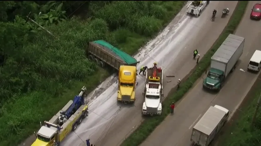 Camión volquete se accidenta en la vía Centenario