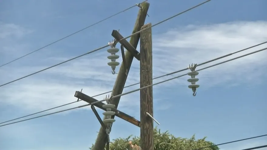 Caída de poste deja sin energía eléctrica a 5 comunidades en San Carlos