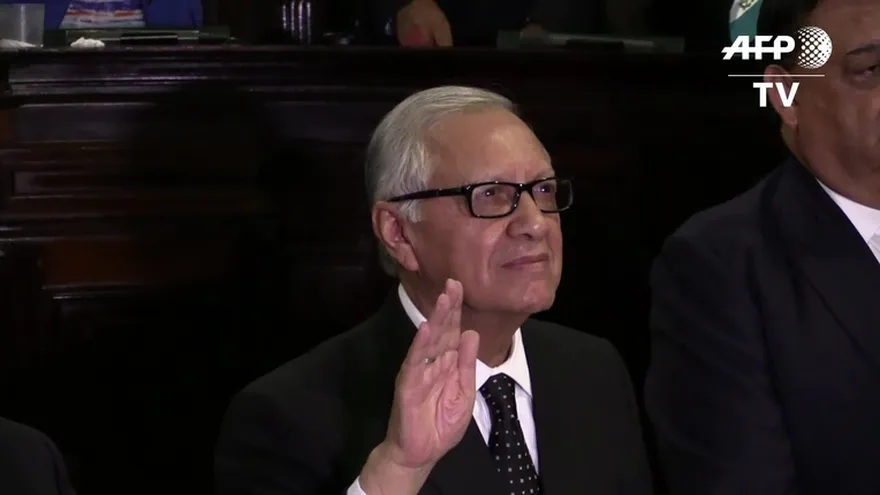 Nuevo presidente de Guatemala habla a la prensa