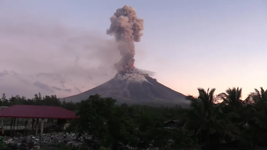 El volcán filipino Mayon suma dos nuevas erupciones y 60.000 evacuados