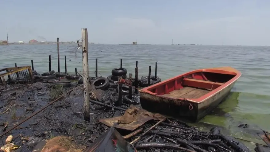 El Lago de Maracaibo, en Venezuela, un "constante derrame de crudo"