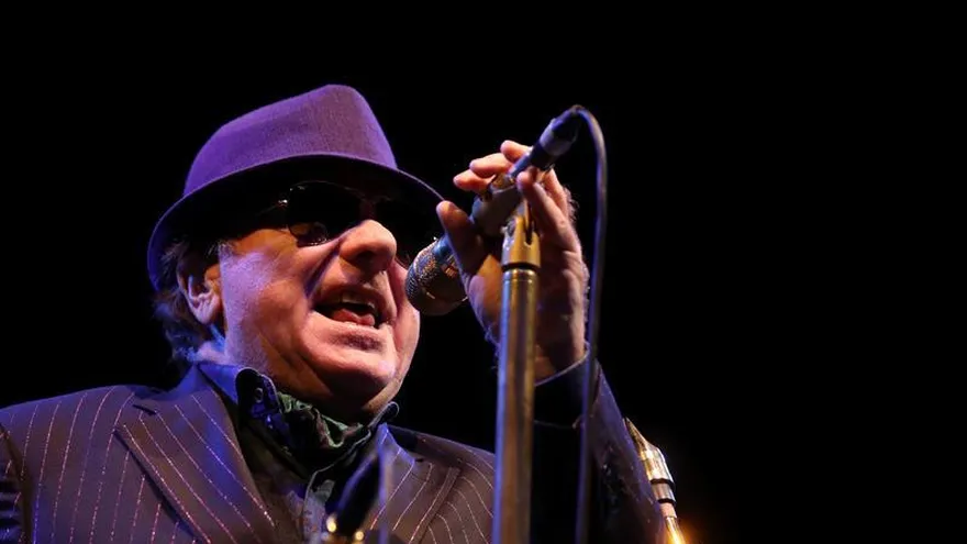El cantante, compositor y músico británico Van Morrison, durante el concierto ofrecido esta noche en el Palacio de Deportes, en Madrid, en el que ha presentado sus más recientes discos, "Roll with the punches" y "Versatile", lanzados recientemente con apenas un par de meses de diferencia.