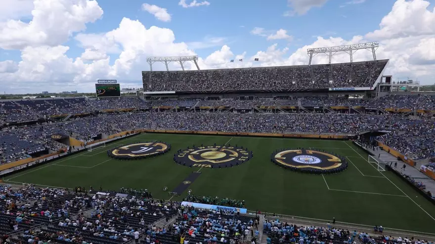 Cancha del Camping World Stadium con los logos de la Juventus y el Manchester City