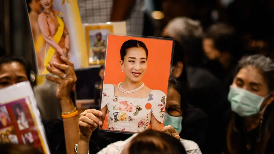 Personas sostienen imágenes de la princesa Bajrakitiyabha Mahidol