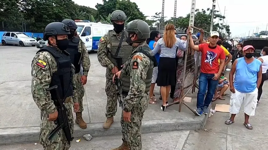 Jefes de FFAA y de prisiones renuncian en medio de crisis carcelaria en Ecuador