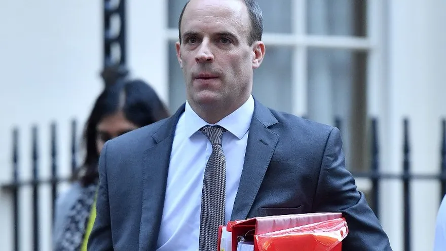 El Secretario de Estado británico para la salida de la Unión Europea (Ministro de Brexit) Dominic Raab deja Downing Street en Londres.