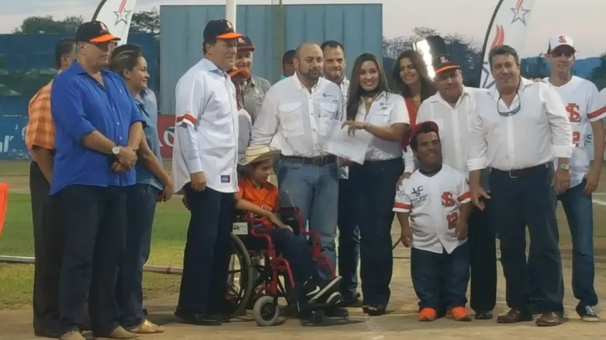 El presidente Juan Carlos Varela (i) entregó la  orden de proceder