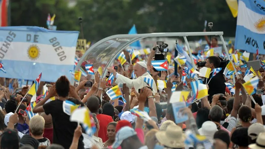 El papa Francisco llega a la Plaza de la Revolución en La Habana Cuba y es recibido por miles de personas antes de dar la Santa Misa Dominical.