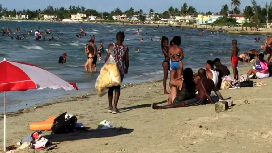 Derecho a la playa de los cubanos, afectado por turismo y transporte