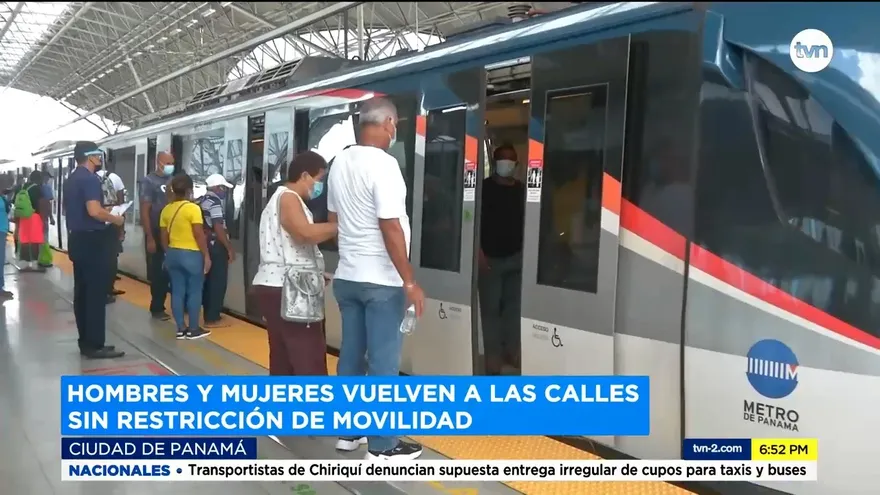 Hombres y mujeres vuelven a las calles tras dos semanas de restricciones