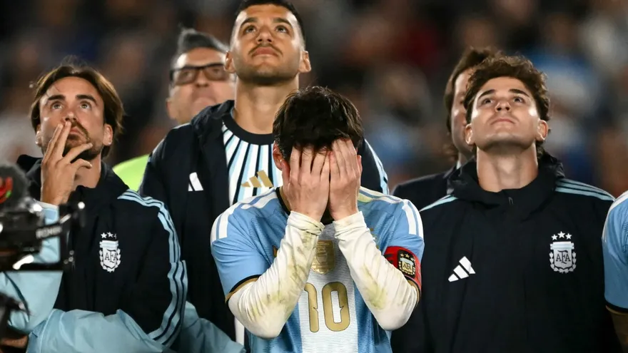 Un Lionel Messi emocionado se cubre el rostro durante su despedida de la selección de Argentina