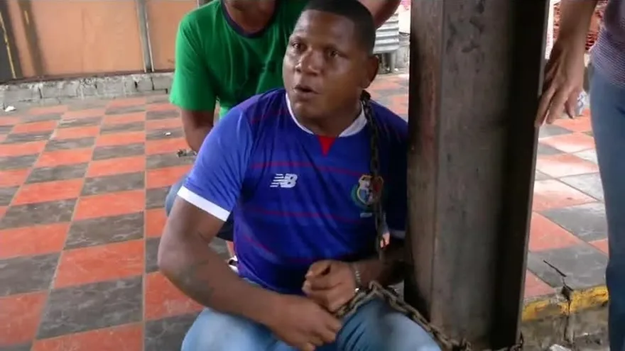 Buhoneros se encadenan en San Miguelito