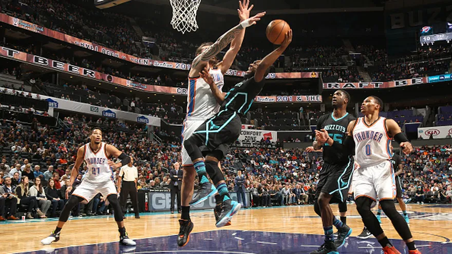 El base Kemba Walker aportó 20 tantos.