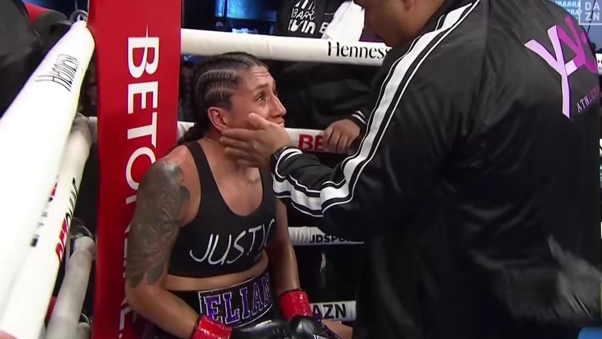 Momento en que la boxeadora Alma Ibarra le pide a su entrenador que pare la pelea